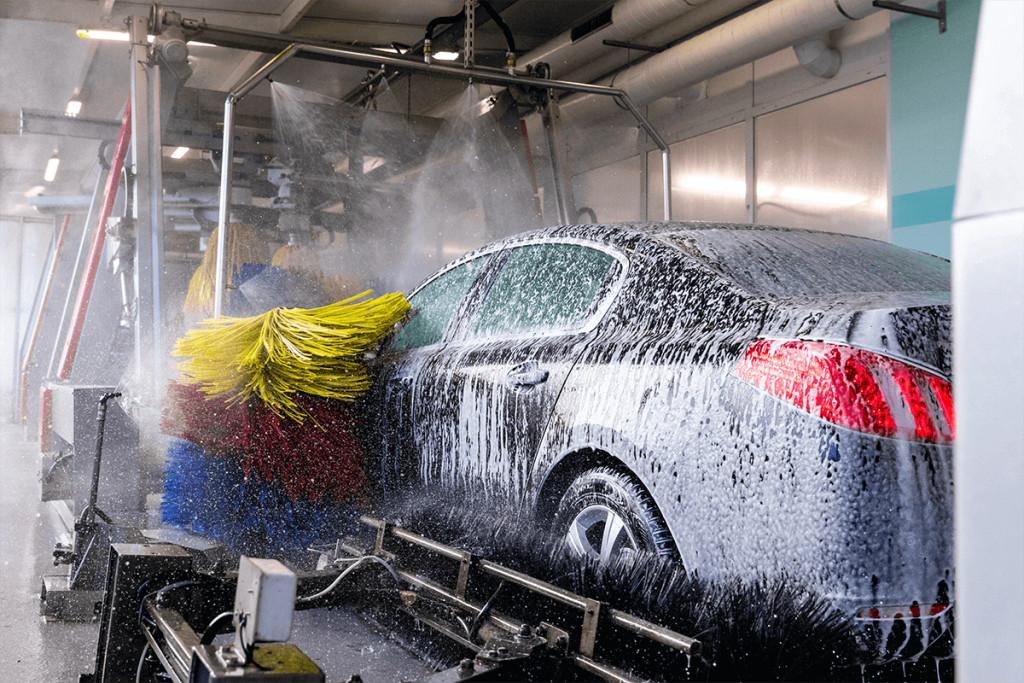 Mycie auta zimą — na co zwrócić uwagę, żeby nie zaszkodzić