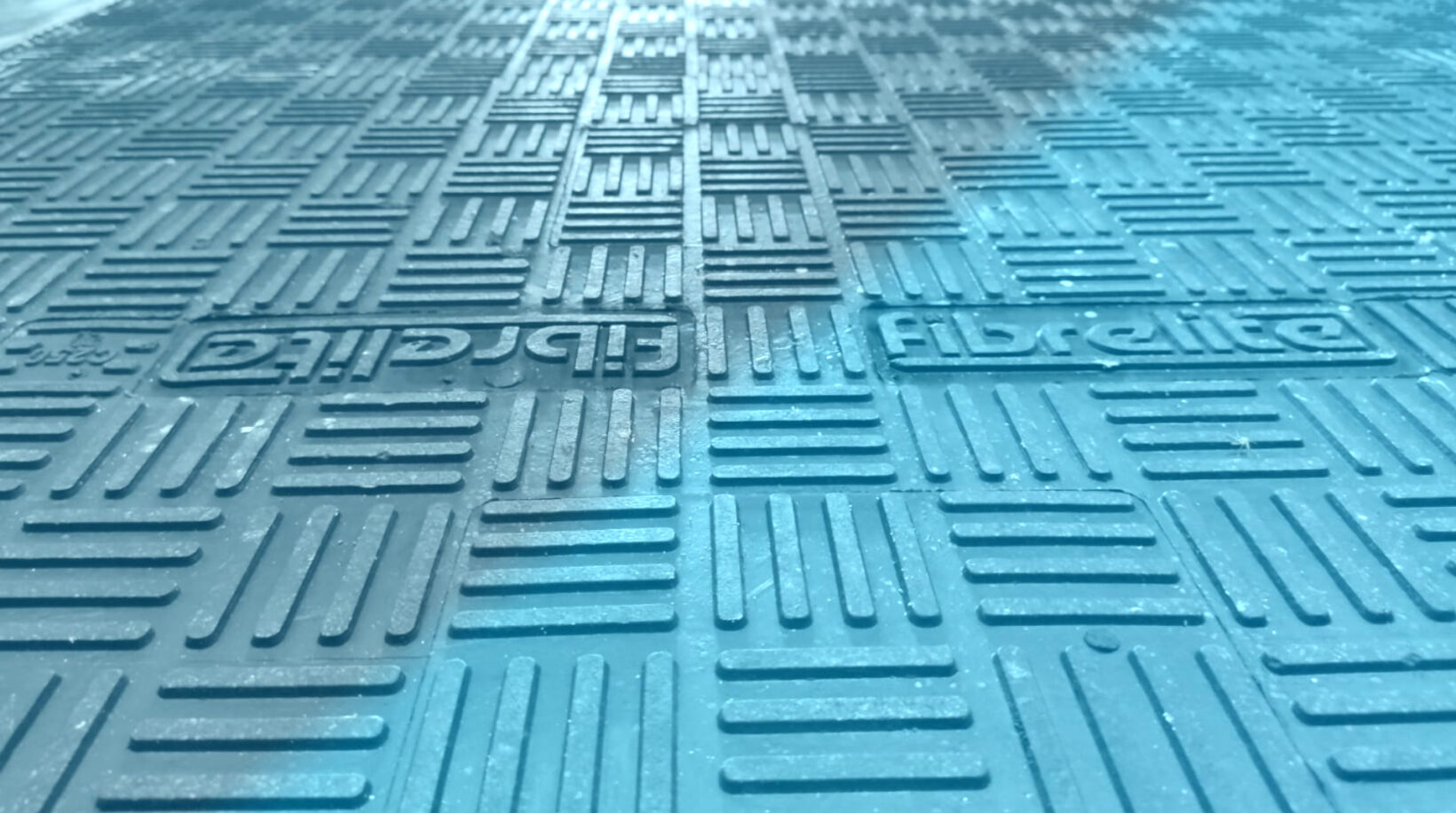 Pokrywa kanału z własnym logo