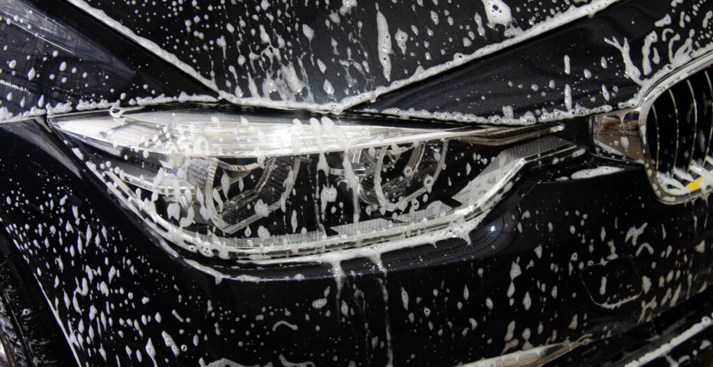Czym myć samochód – te środki się do tego nie nadadzą. Obalamy mity