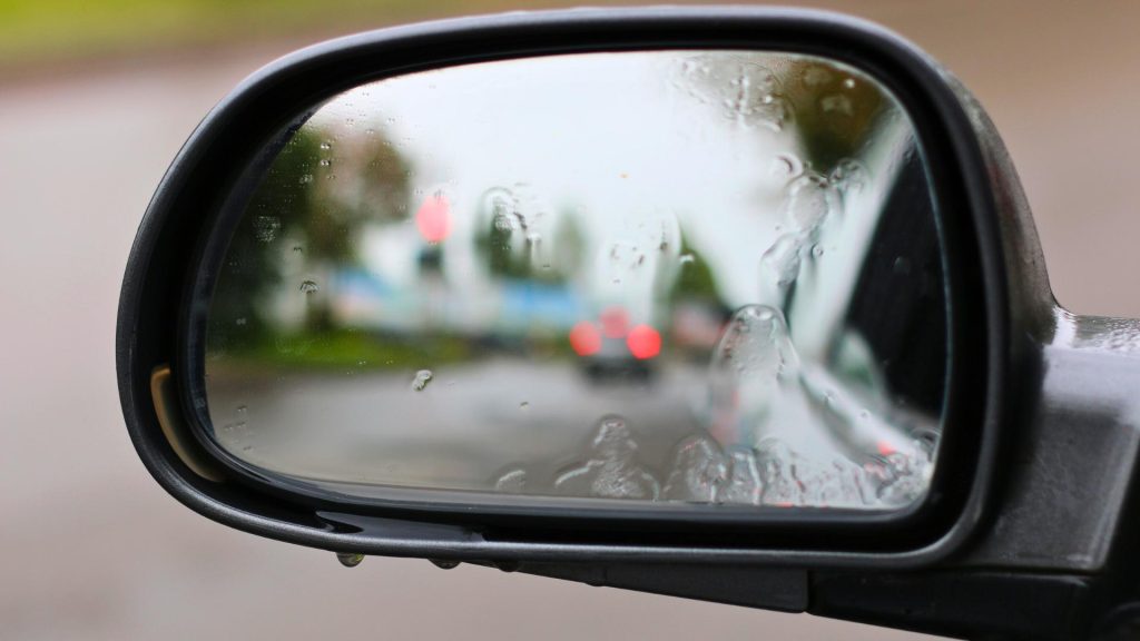 Niewidzialna wycieraczka do lusterek