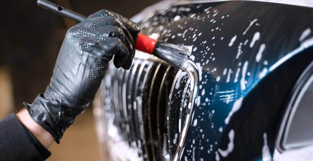 Dekontaminacja i&nbsp;deironizacja lakieru – na czym polegają i&nbsp;po co się je wykonuje?