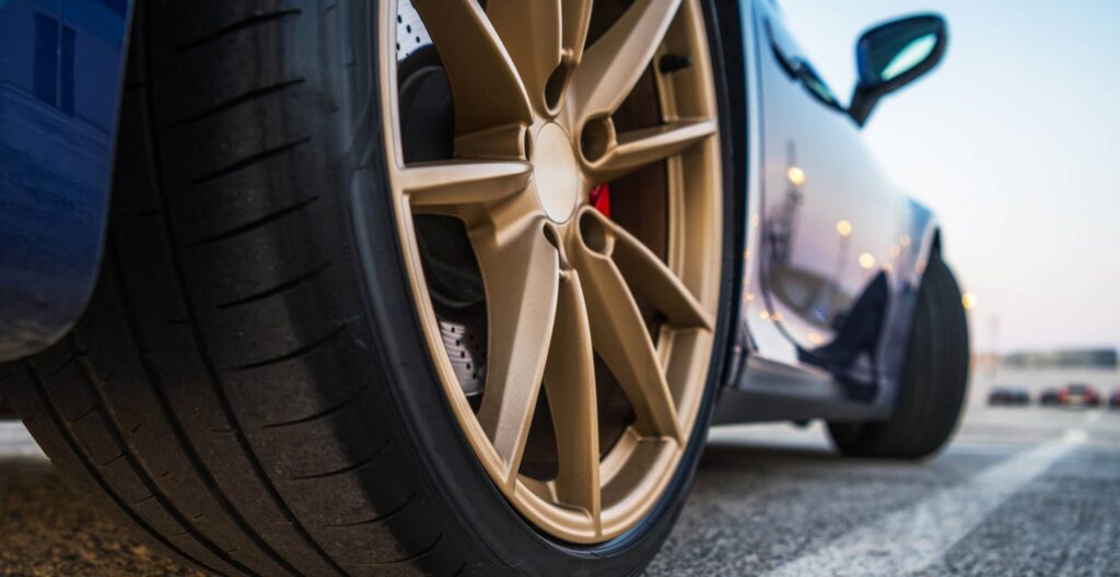 Jak myć opony, by zachować ich oryginalny kolor