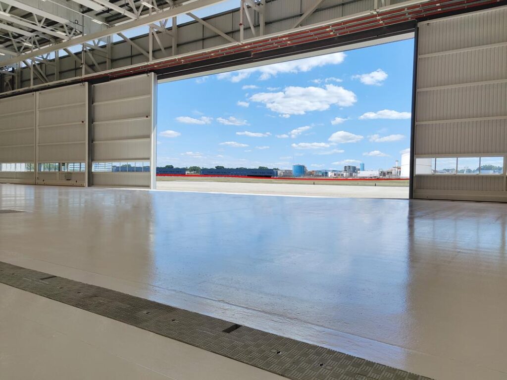 Pokrywy kanałów technologicznych w hali serwisowej lotniska w Anglii