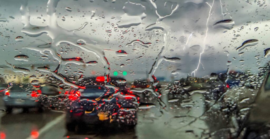 Jazda samochodem podczas burzy – czy jest bezpieczna?