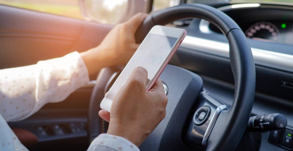 Korzystanie z&nbsp;telefonu za kierownicą – co mówi prawo