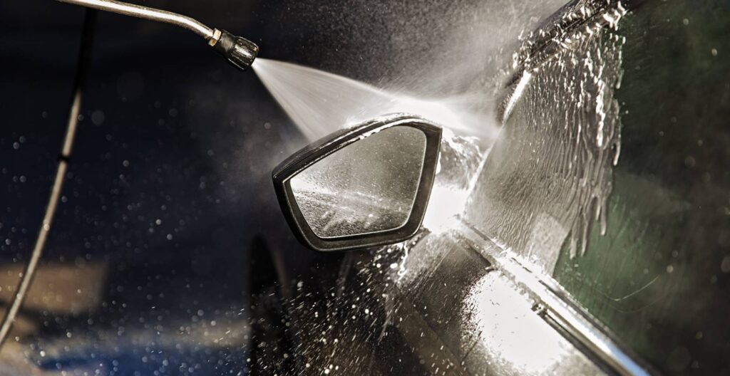 Woda demineralizowana w procesie mycia – jaką gra rolę?