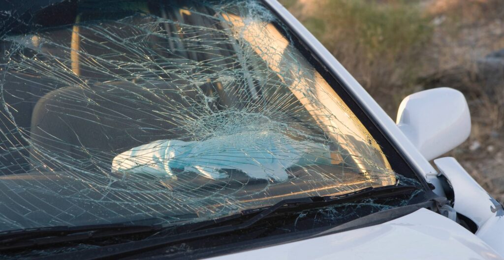 Odpryski i&nbsp;rysy na szybie samochodowej – naprawa czy wymiana?
