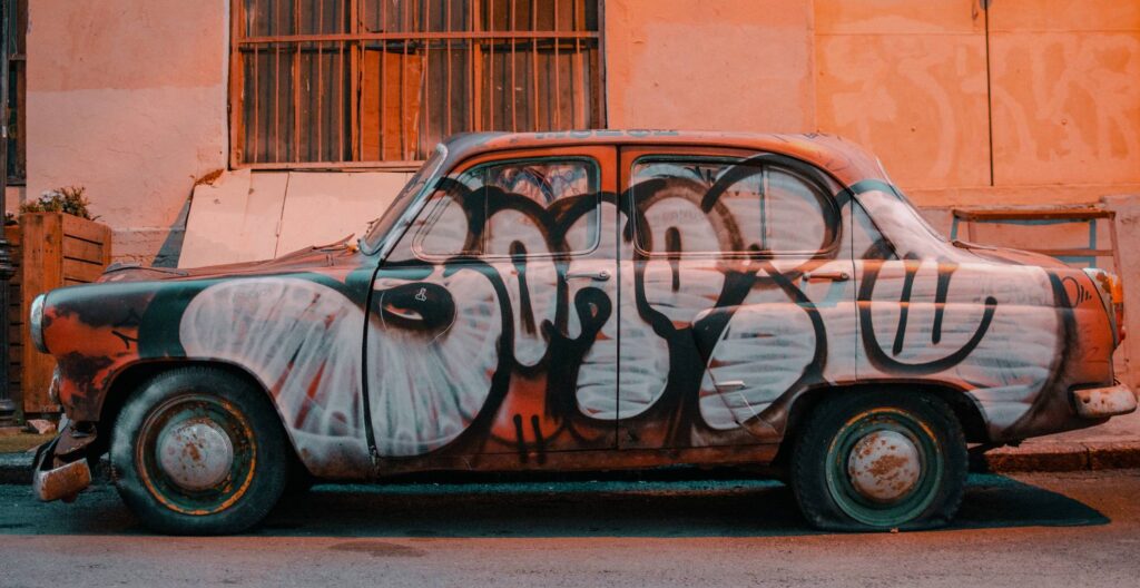 Jak usunąć graffiti z&nbsp;pojazdu bez uszkadzania lakieru