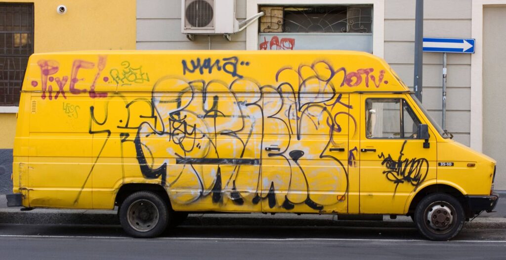 Graffiti na samochodzie, jak poprawnie usunąć